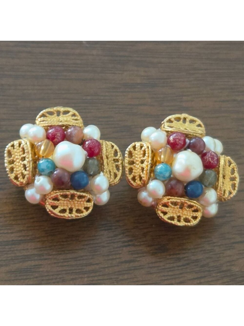 Liz Claiborne Vintage 1" Gold Tone Filigree Glass Faux Pearl Clip on Earrings